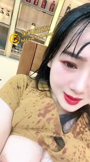 烟台烟酒店少妇老板娘,门面里直播自慰潮喷,喷湿一地成大水娃,卖不出酒就靠浪水吸客!-9