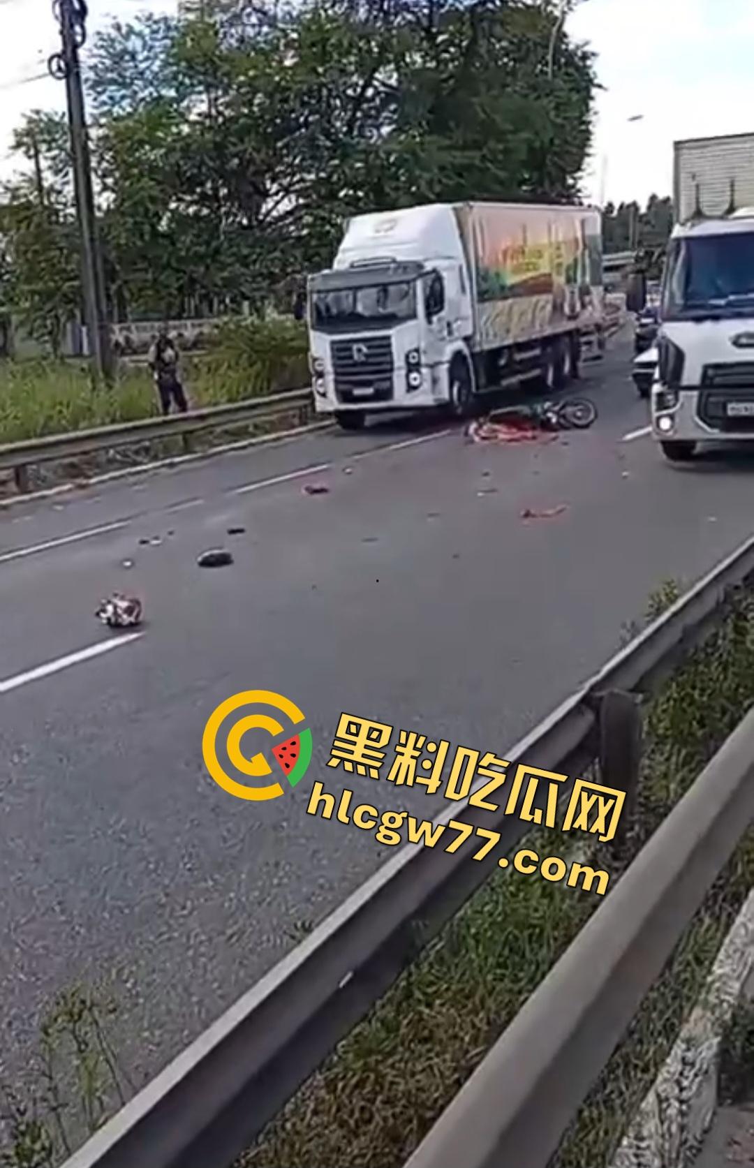 巴西若昂佩索阿摩托车手脸撕裂头断身碎!血腥车祸脸直接撕裂开,路人还想上去捡肾脏!-2