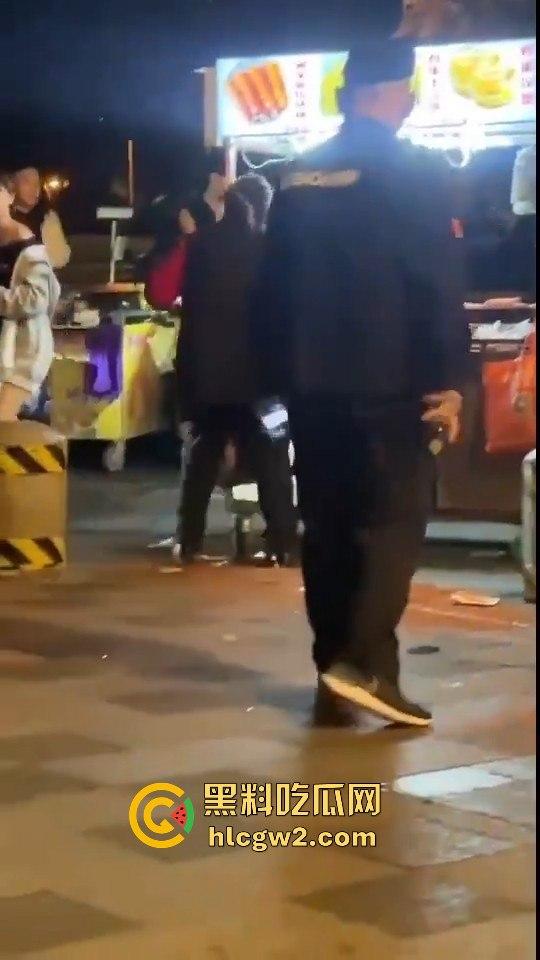 成都大妈和保安正面硬刚!保安制止摆摊,大妈不惯着,开水泼完再抡钢瓶,围观市民齐声叫好!-1