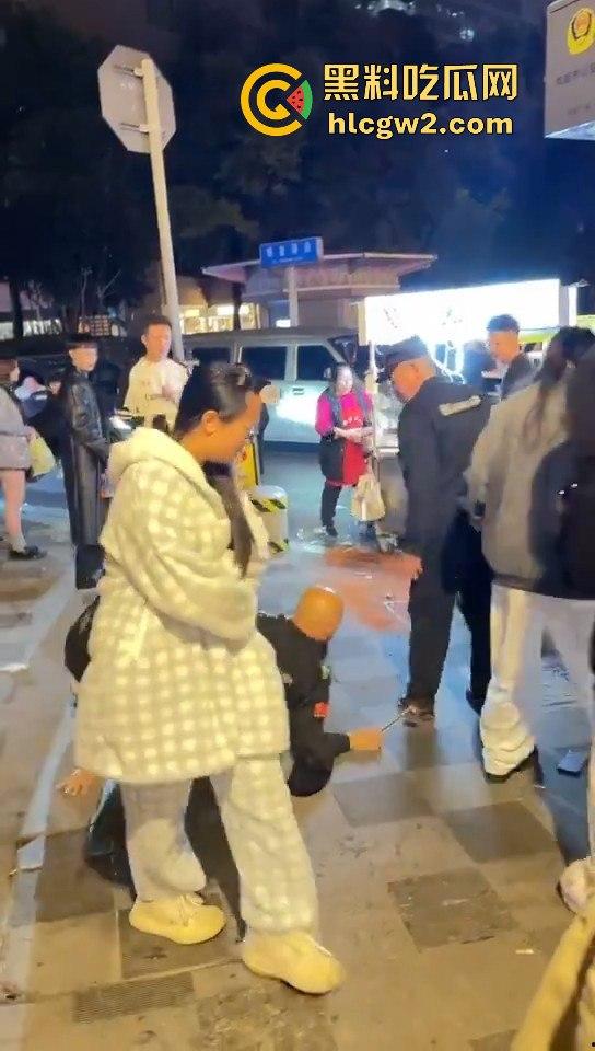 成都大妈和保安正面硬刚!保安制止摆摊,大妈不惯着,开水泼完再抡钢瓶,围观市民齐声叫好!-4