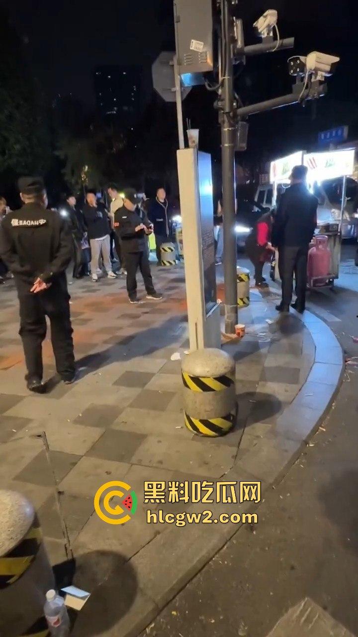 成都大妈和保安正面硬刚!保安制止摆摊,大妈不惯着,开水泼完再抡钢瓶,围观市民齐声叫好!-5