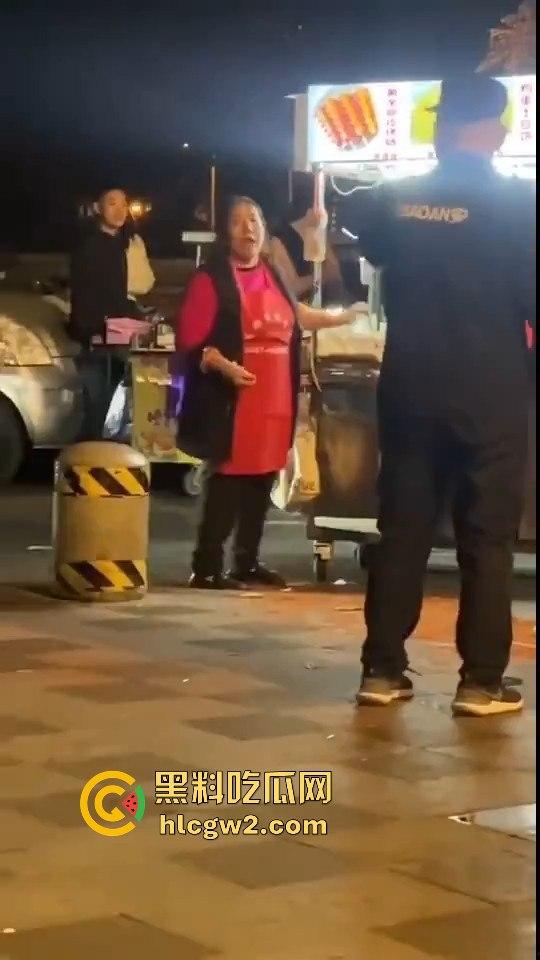 成都大妈和保安正面硬刚!保安制止摆摊,大妈不惯着,开水泼完再抡钢瓶,围观市民齐声叫好!-6