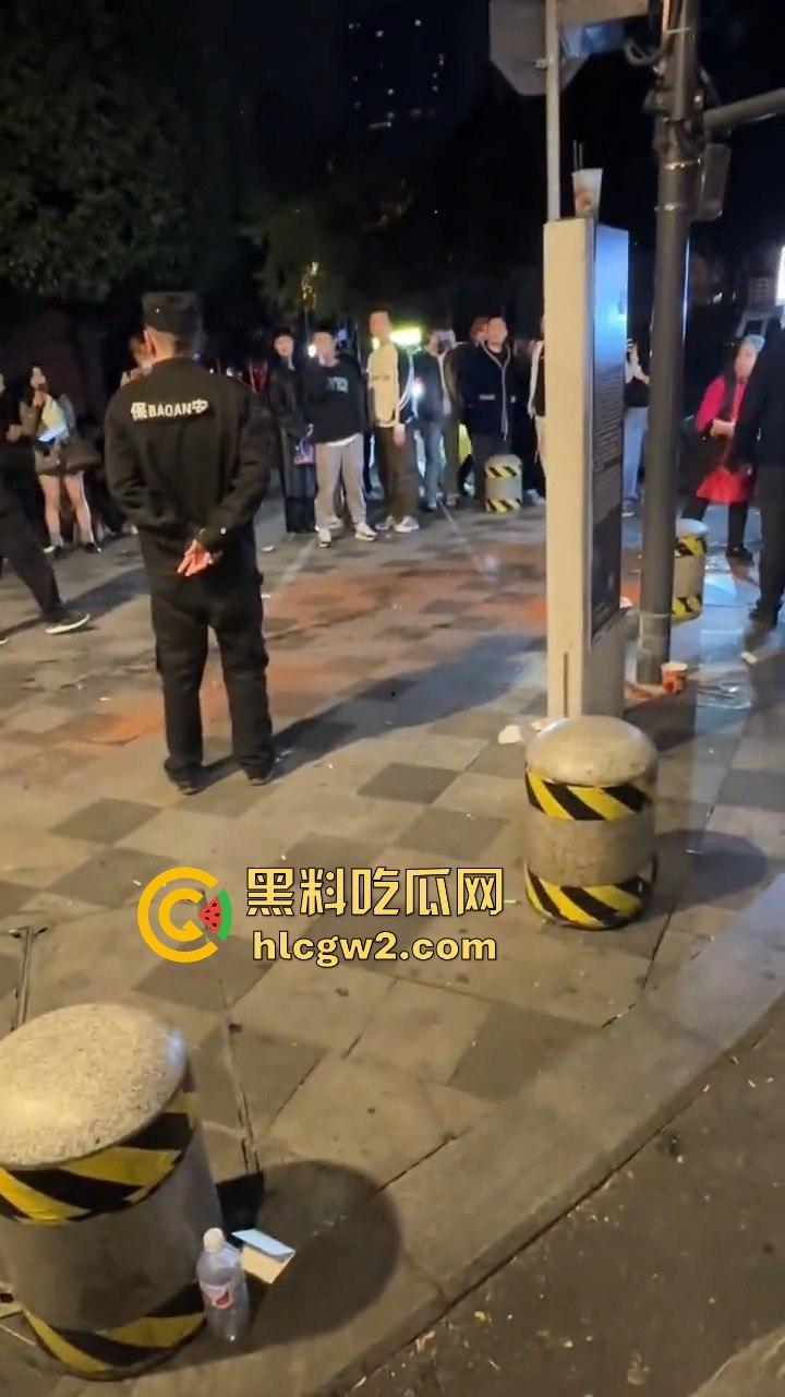 成都大妈和保安正面硬刚!保安制止摆摊,大妈不惯着,开水泼完再抡钢瓶,围观市民齐声叫好!-8
