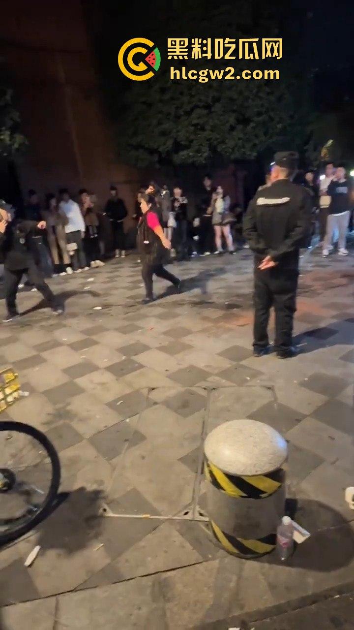 成都大妈和保安正面硬刚!保安制止摆摊,大妈不惯着,开水泼完再抡钢瓶,围观市民齐声叫好!-9