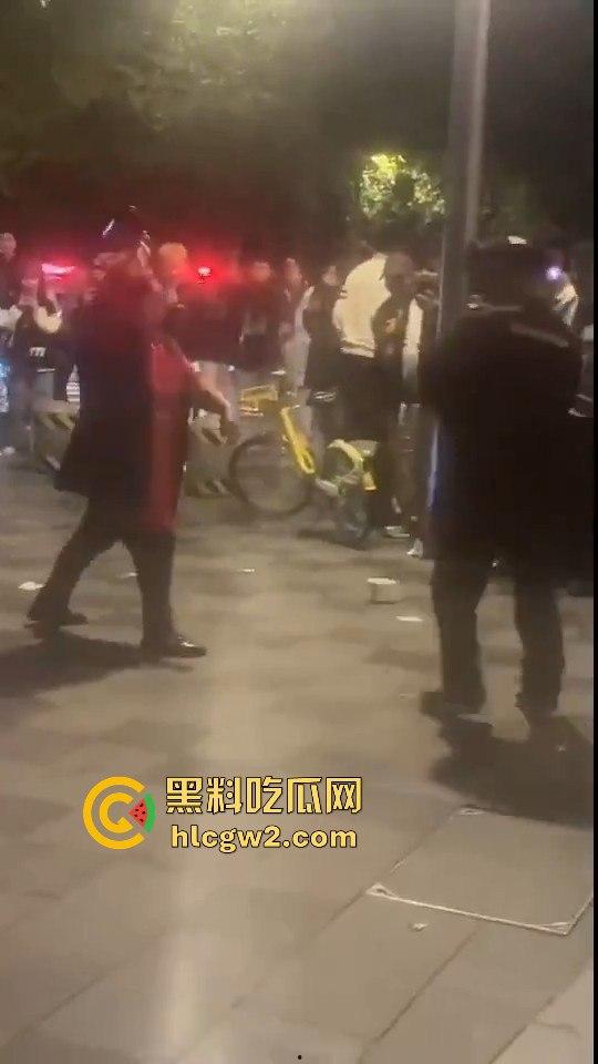 成都大妈和保安正面硬刚!保安制止摆摊,大妈不惯着,开水泼完再抡钢瓶,围观市民齐声叫好!-11