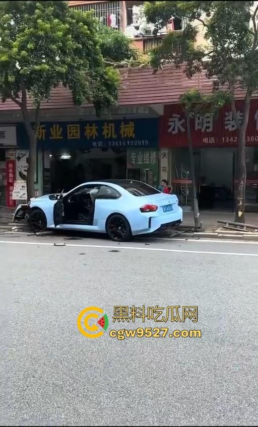 广东江门跑车与摩托车之间的故事,狂踩油门,拉爆排气管,结果装逼失败,开慢一点总归没错的,安全第一!-3