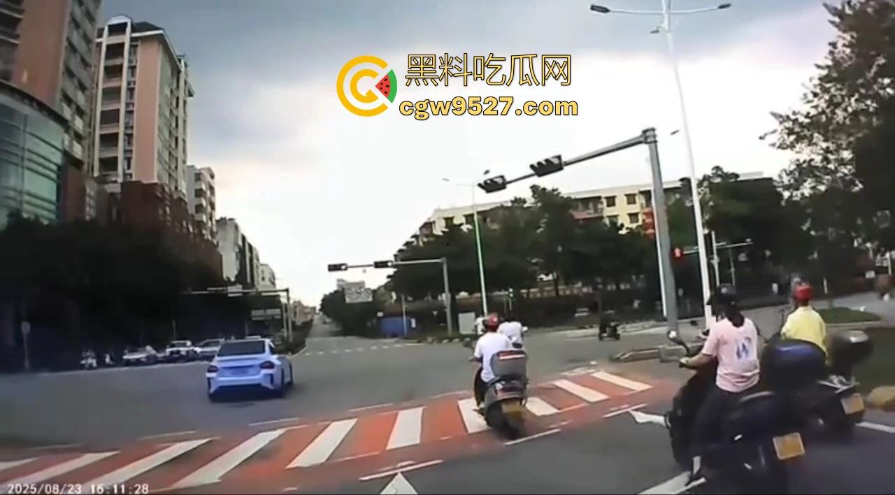 广东江门跑车与摩托车之间的故事,狂踩油门,拉爆排气管,结果装逼失败,开慢一点总归没错的,安全第一!-4