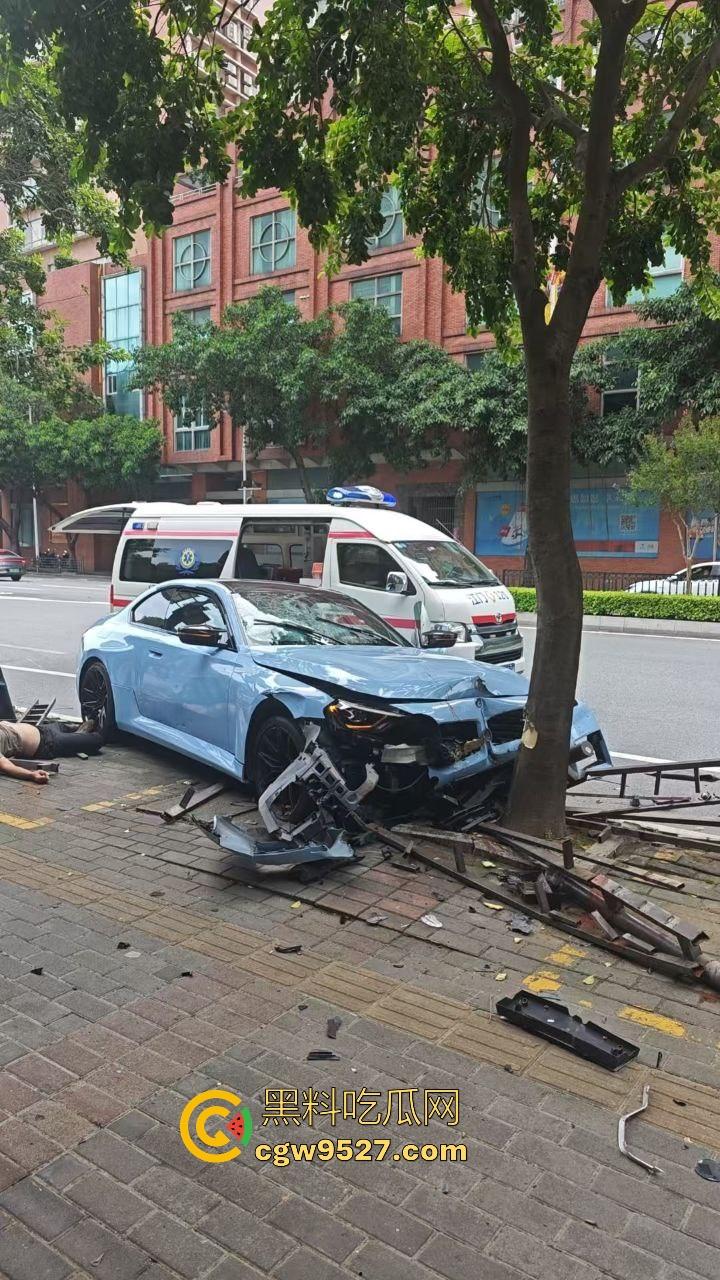 广东江门跑车与摩托车之间的故事,狂踩油门,拉爆排气管,结果装逼失败,开慢一点总归没错的,安全第一!-10