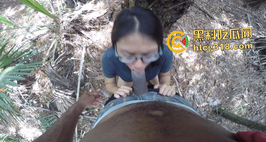 眼镜女孩小树林偷情黑人,黑鬼后入屁股还打红,鸡巴不大手劲倒是挺大!最后媚黑女还能吃精!-8