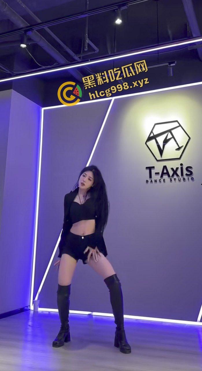 抖音17万粉丝性感骚气女网红『轩轩baby』被大哥几个嘉年华拿下 骚舞勾引 酒店SM抽打爆操！独家流出！-4