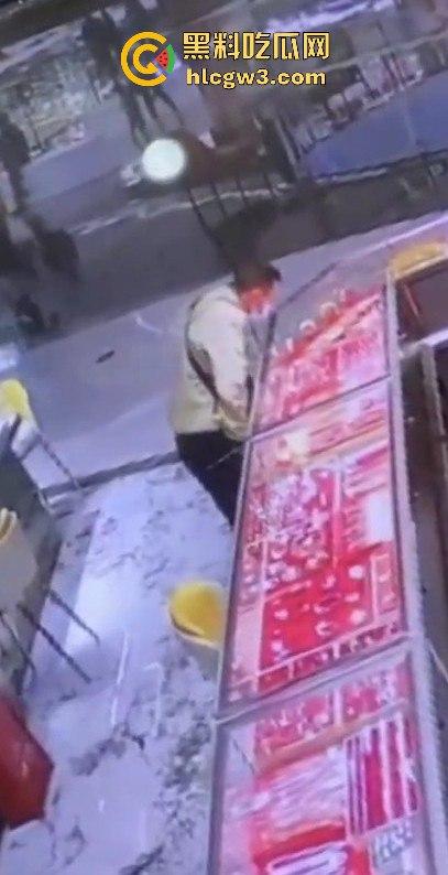 深圳水贝京基一楼惊现神偷！中午用刀划开柜台玻璃，100克金手镯被盗走-1