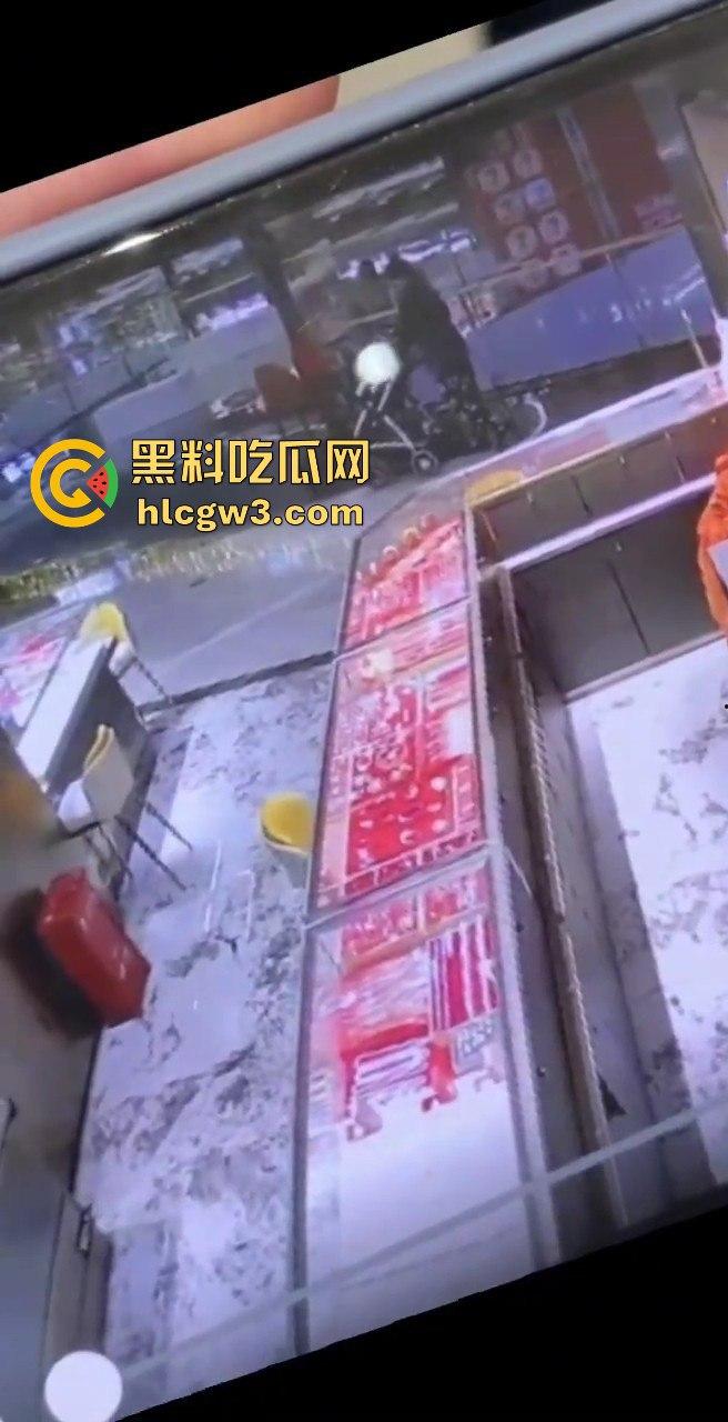 深圳水贝京基一楼惊现神偷！中午用刀划开柜台玻璃，100克金手镯被盗走-3