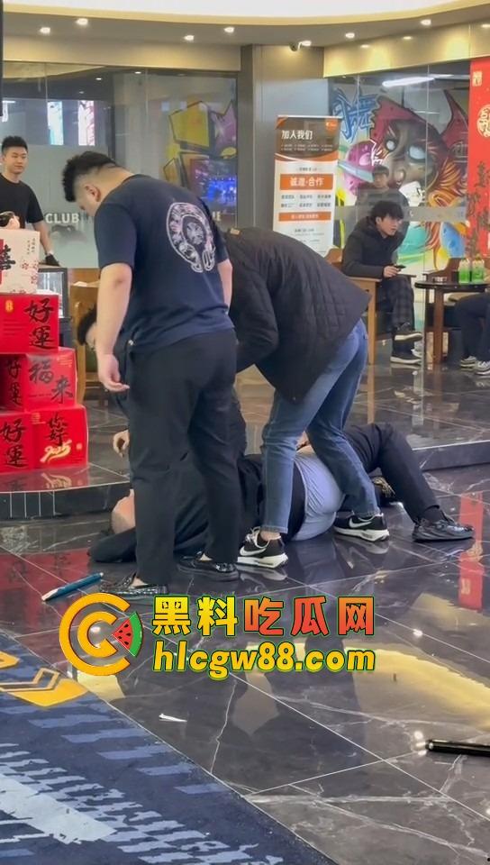 石家庄台球厅惊现羞耻格斗,3个小壮年打架上头 不光揍人 还直接扒裤子 多少有点冒昧了吧?-9