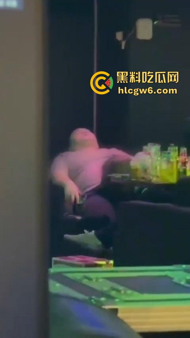 滑县音乐餐厅上演大型咽棒现场,大哥悠闲躺平 骚女当众舔肉棒舔到情深深,保安看不下去强制清场!-8