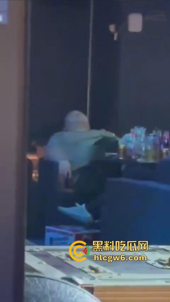 滑县音乐餐厅上演大型咽棒现场,大哥悠闲躺平 骚女当众舔肉棒舔到情深深,保安看不下去强制清场!-9