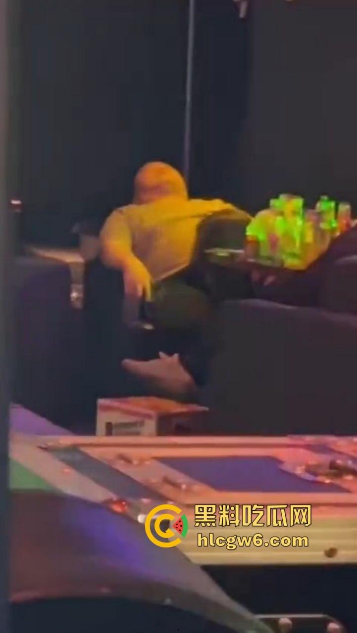 滑县音乐餐厅上演大型咽棒现场,大哥悠闲躺平 骚女当众舔肉棒舔到情深深,保安看不下去强制清场!-10