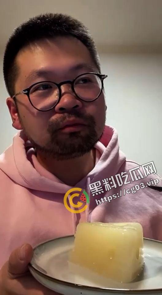 毁三观!精液爱好者收集来自十几个朋友150毫升的精液做成自己的生日蛋糕-7