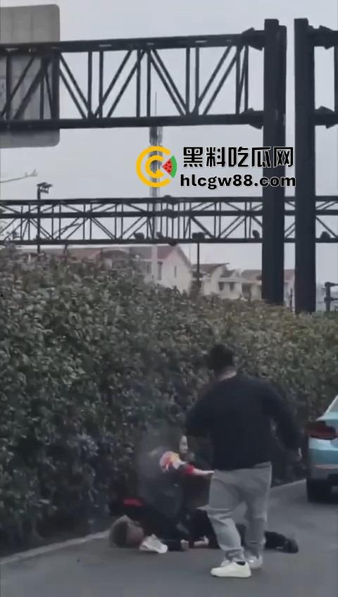 上海逆天伦理大戏,儿子路虎别车美式截停母亲宝马,逮住姘头就是一顿爆锤,现场爆踩老头直接被抬走!-5