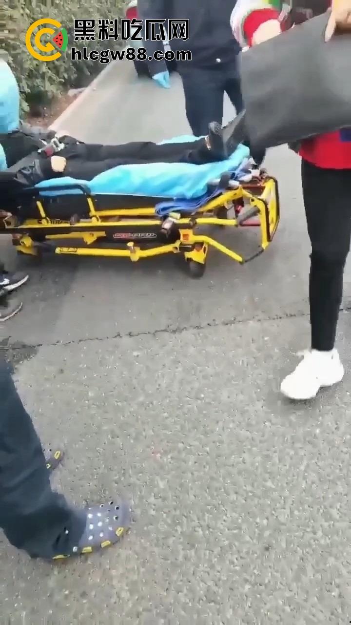 上海逆天伦理大戏,儿子路虎别车美式截停母亲宝马,逮住姘头就是一顿爆锤,现场爆踩老头直接被抬走!-6