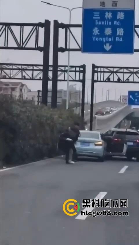 上海逆天伦理大戏,儿子路虎别车美式截停母亲宝马,逮住姘头就是一顿爆锤,现场爆踩老头直接被抬走!-8