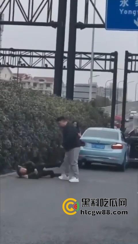 上海逆天伦理大戏,儿子路虎别车美式截停母亲宝马,逮住姘头就是一顿爆锤,现场爆踩老头直接被抬走!-9