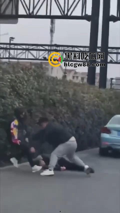 上海逆天伦理大戏,儿子路虎别车美式截停母亲宝马,逮住姘头就是一顿爆锤,现场爆踩老头直接被抬走!-11