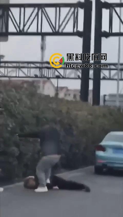 上海逆天伦理大戏,儿子路虎别车美式截停母亲宝马,逮住姘头就是一顿爆锤,现场爆踩老头直接被抬走!-12