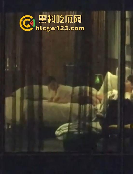 五星级酒店偷拍情侣做爱 长腿美女被按在窗前大力抽插 男友手机记录性爱视频 怎知对面楼瓜友也在记录!-6