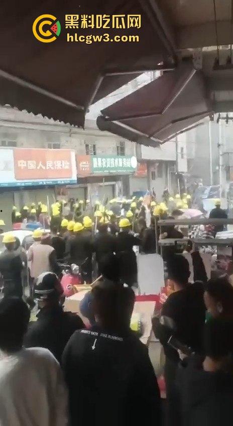 广西钟山县凤翔镇两村爆发大规模械斗。村民头戴安全帽手持钢管互殴,砖块漫天飞舞,场面堪比战场!-1
