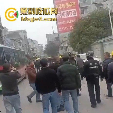 广西钟山县凤翔镇两村爆发大规模械斗。村民头戴安全帽手持钢管互殴,砖块漫天飞舞,场面堪比战场!-2