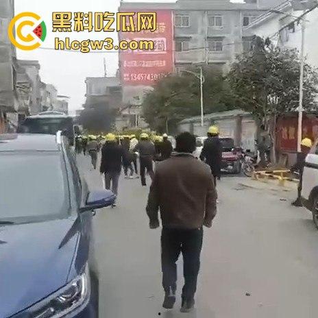 广西钟山县凤翔镇两村爆发大规模械斗。村民头戴安全帽手持钢管互殴,砖块漫天飞舞,场面堪比战场!-3