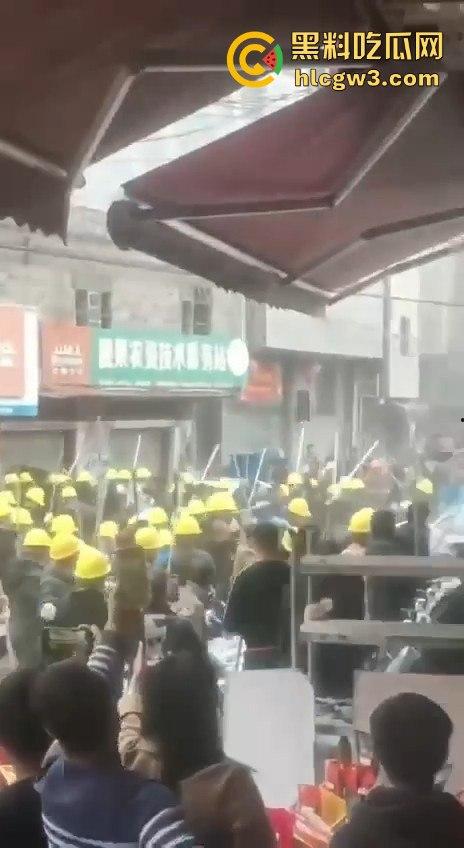 广西钟山县凤翔镇两村爆发大规模械斗。村民头戴安全帽手持钢管互殴,砖块漫天飞舞,场面堪比战场!-4
