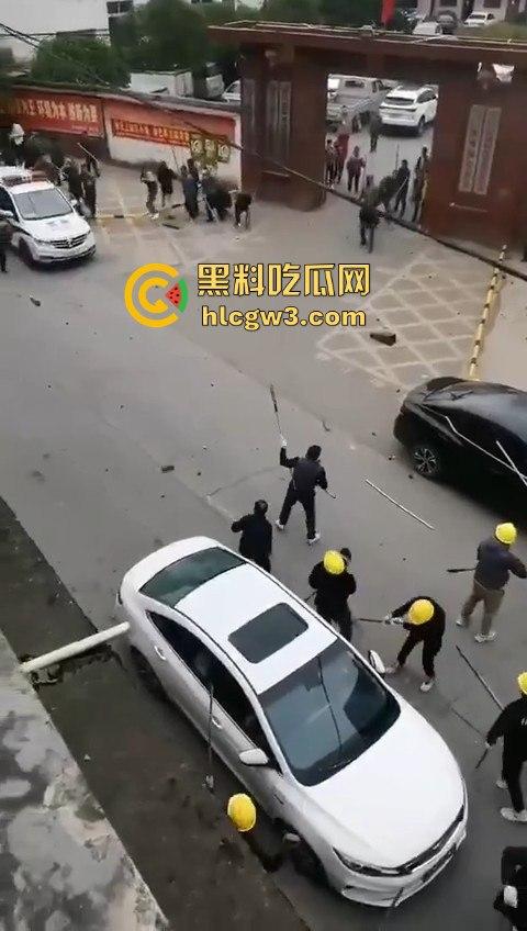 广西钟山县凤翔镇两村爆发大规模械斗。村民头戴安全帽手持钢管互殴,砖块漫天飞舞,场面堪比战场!-5