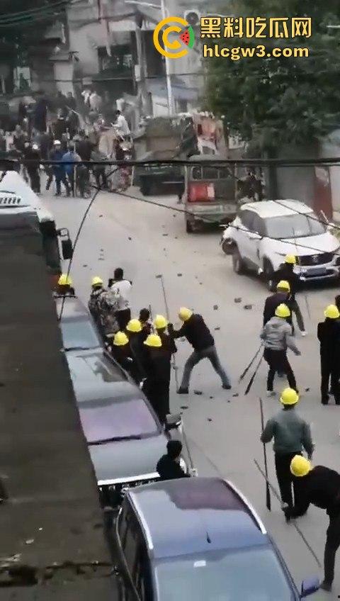 广西钟山县凤翔镇两村爆发大规模械斗。村民头戴安全帽手持钢管互殴,砖块漫天飞舞,场面堪比战场!-6