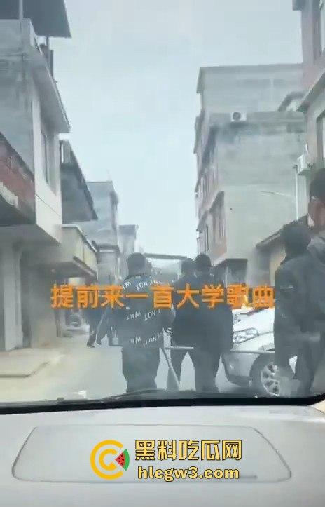 广西钟山县凤翔镇两村爆发大规模械斗。村民头戴安全帽手持钢管互殴,砖块漫天飞舞,场面堪比战场!-7