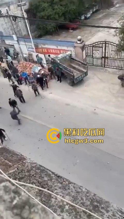 广西钟山县凤翔镇两村爆发大规模械斗。村民头戴安全帽手持钢管互殴,砖块漫天飞舞,场面堪比战场!-8