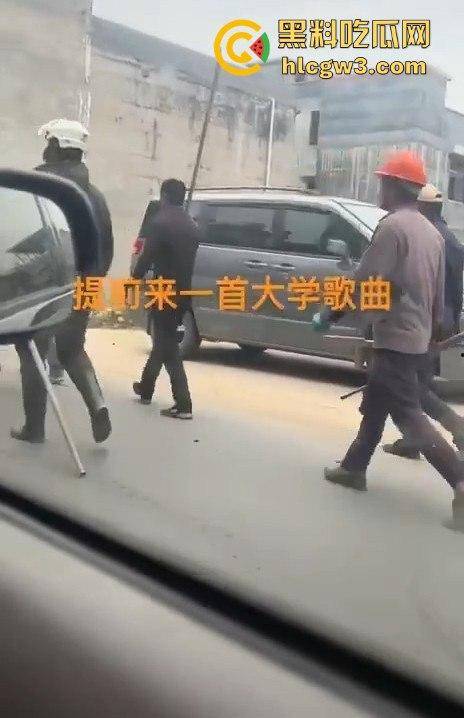 广西钟山县凤翔镇两村爆发大规模械斗。村民头戴安全帽手持钢管互殴,砖块漫天飞舞,场面堪比战场!-9