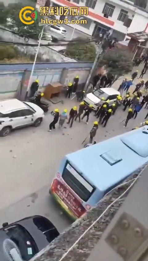 广西钟山县凤翔镇两村爆发大规模械斗。村民头戴安全帽手持钢管互殴,砖块漫天飞舞,场面堪比战场!-10