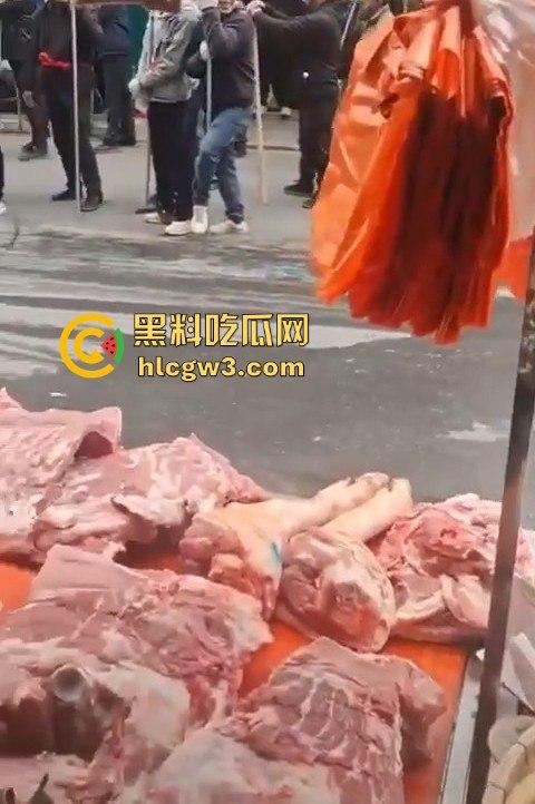 广西钟山县凤翔镇两村爆发大规模械斗。村民头戴安全帽手持钢管互殴,砖块漫天飞舞,场面堪比战场!-11