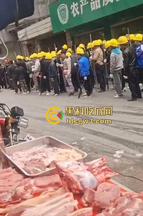 广西钟山县凤翔镇两村爆发大规模械斗。村民头戴安全帽手持钢管互殴,砖块漫天飞舞,场面堪比战场!-12