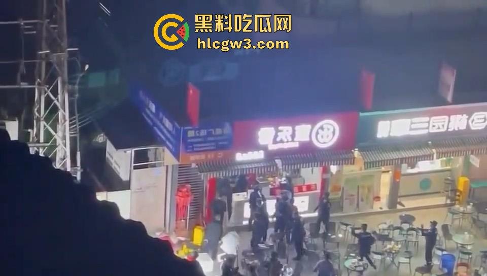 广州花都持刀男子当街挟持他人,警方迅速到场果断开枪击毙,场面堪比电影大片!-9