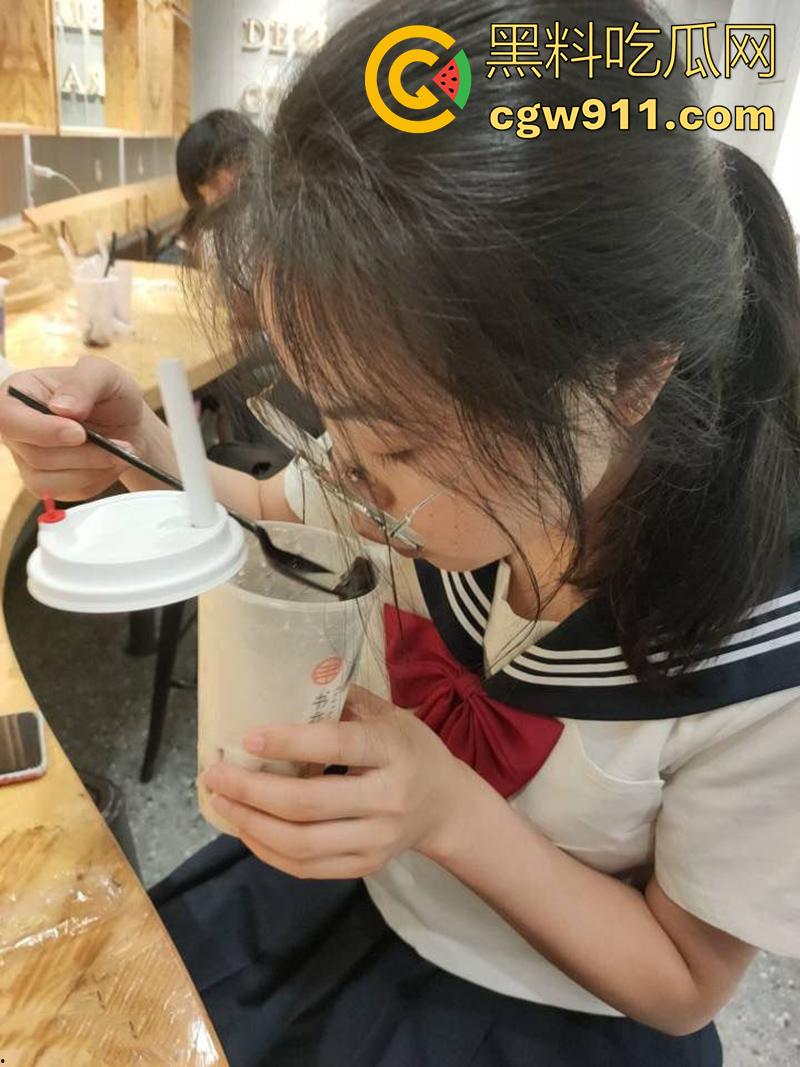 天上的飞机最快,地上的眼镜最骚!湖北师范母狗【周梦梦】,身材极品反差小母狗,做爱视频流出!-1