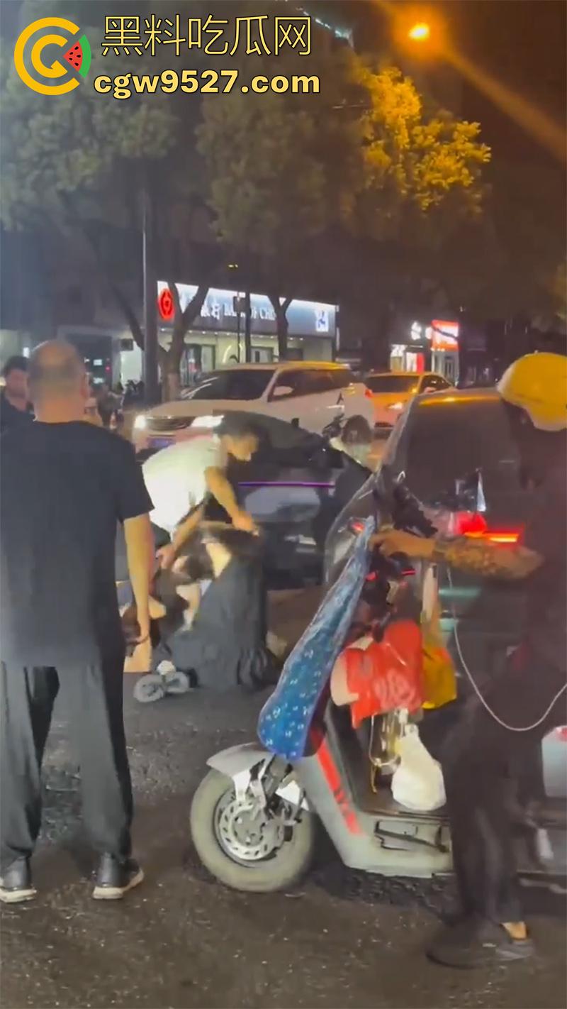 杭州某酒店门口,惊现捉奸名场面,男子抓到老婆出轨,当街疯狂殴打战斗力超群,拳拳到肉怒打奸夫!-1