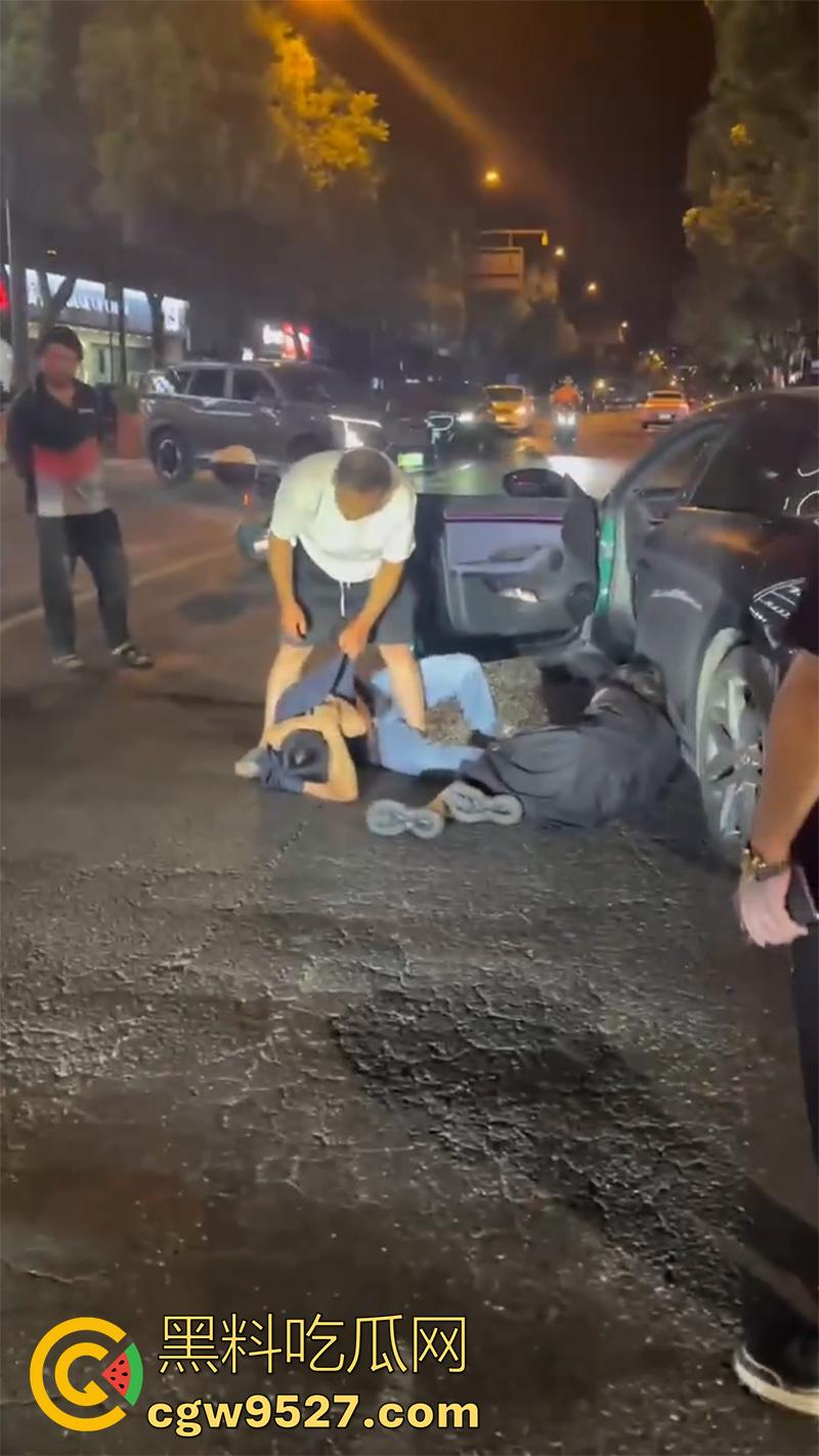 杭州某酒店门口,惊现捉奸名场面,男子抓到老婆出轨,当街疯狂殴打战斗力超群,拳拳到肉怒打奸夫!-2