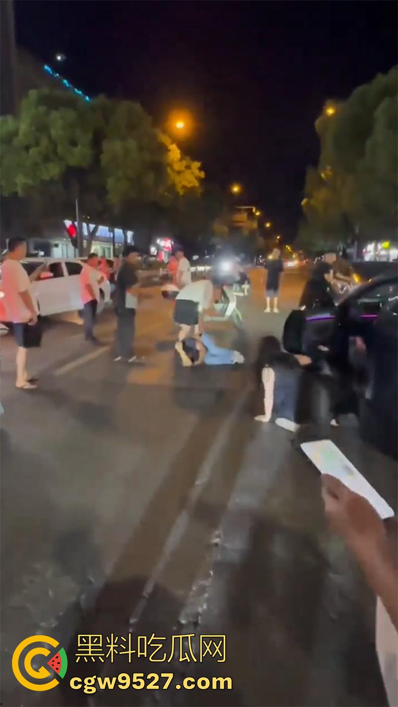 杭州某酒店门口,惊现捉奸名场面,男子抓到老婆出轨,当街疯狂殴打战斗力超群,拳拳到肉怒打奸夫!-3