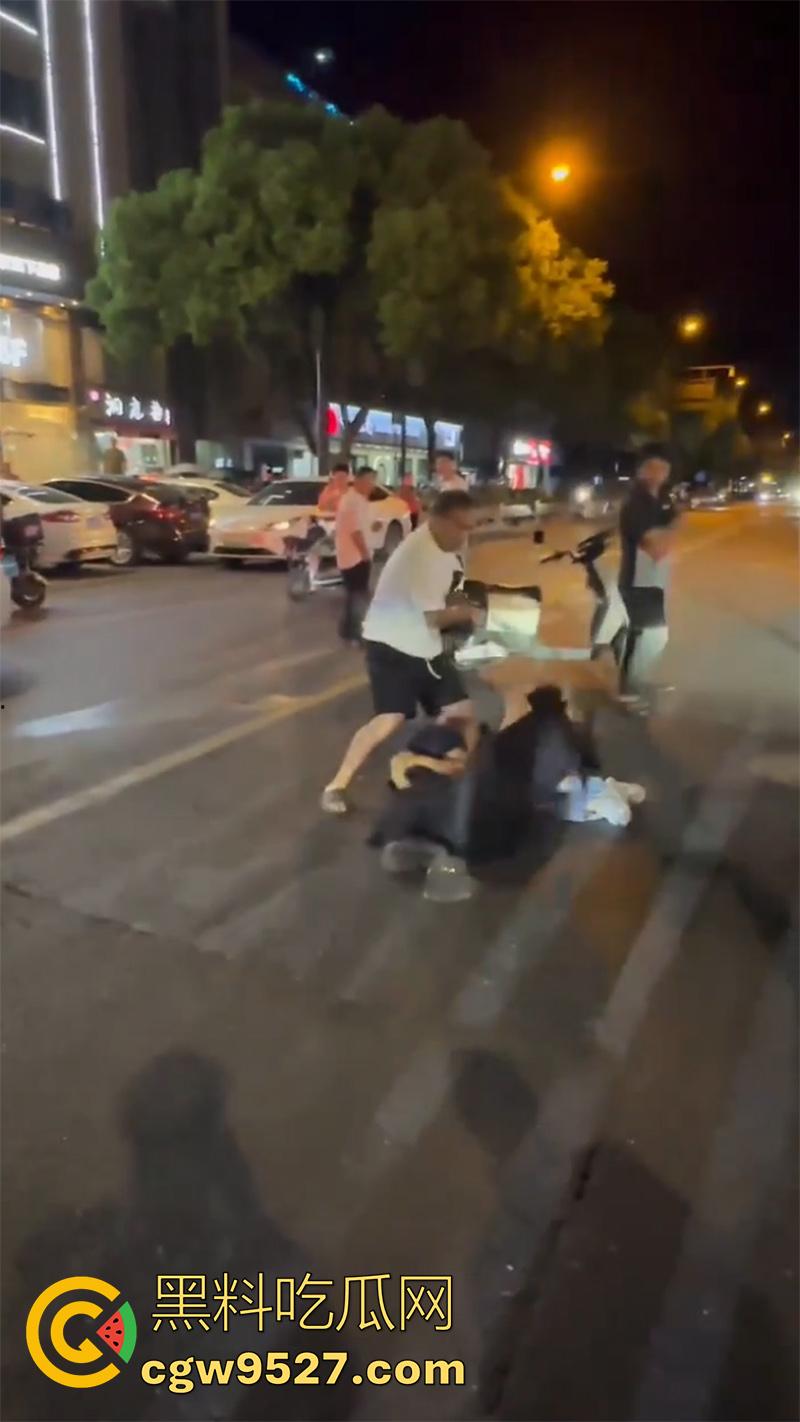 杭州某酒店门口,惊现捉奸名场面,男子抓到老婆出轨,当街疯狂殴打战斗力超群,拳拳到肉怒打奸夫!-4