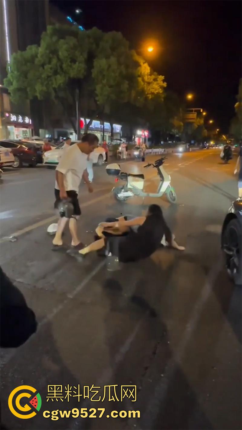 杭州某酒店门口,惊现捉奸名场面,男子抓到老婆出轨,当街疯狂殴打战斗力超群,拳拳到肉怒打奸夫!-5