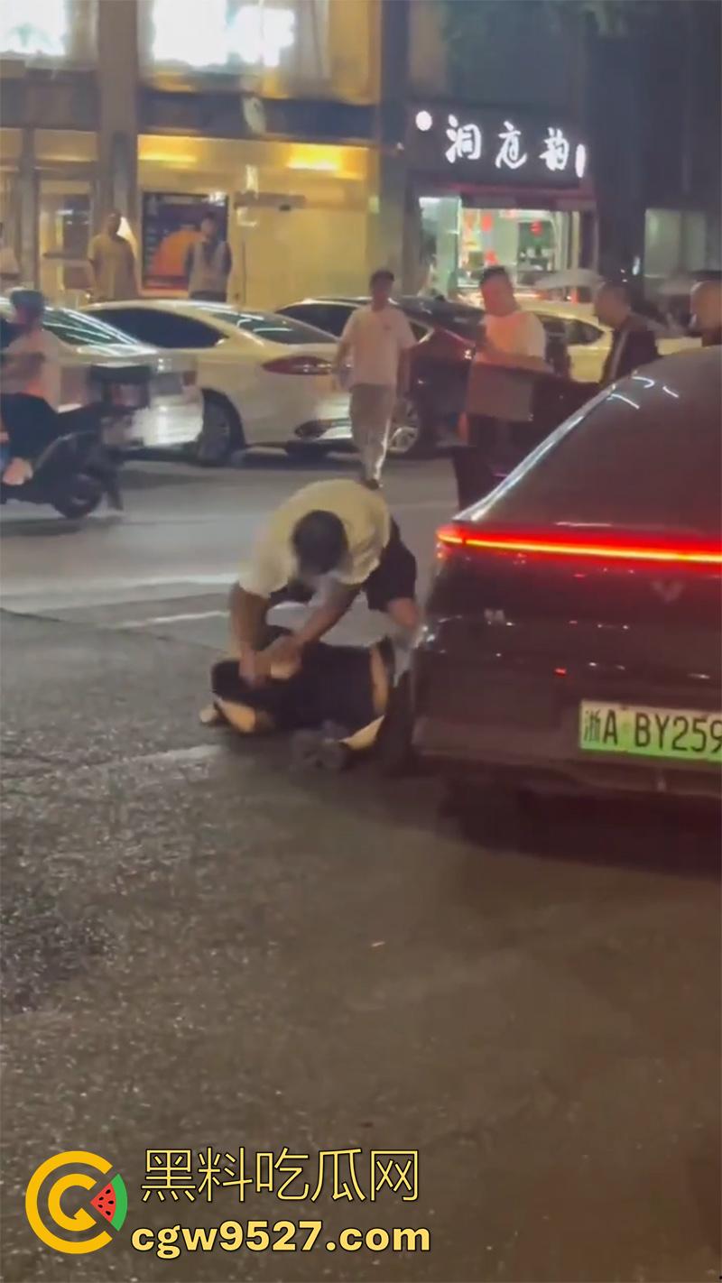 杭州某酒店门口,惊现捉奸名场面,男子抓到老婆出轨,当街疯狂殴打战斗力超群,拳拳到肉怒打奸夫!-6
