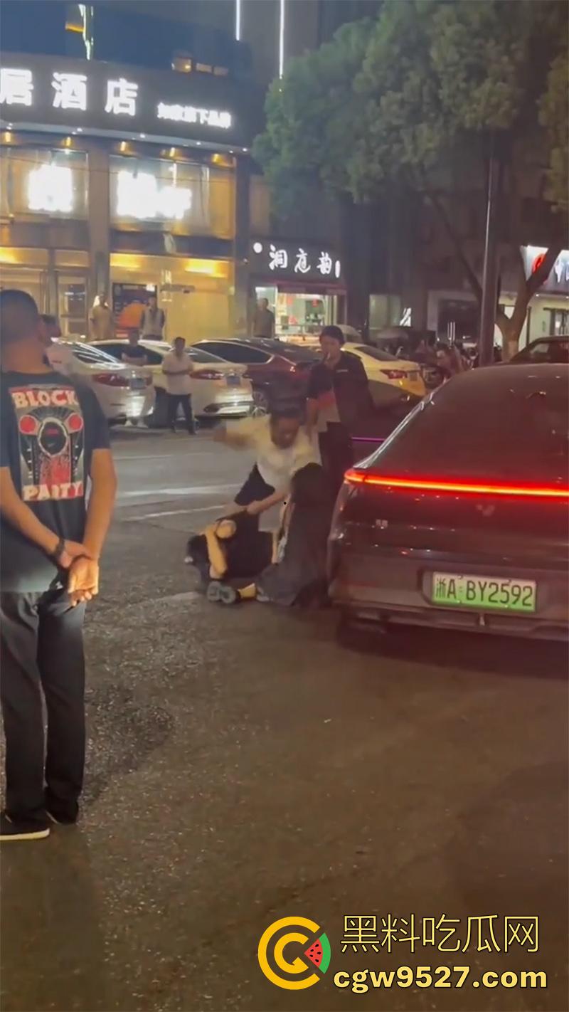 杭州某酒店门口,惊现捉奸名场面,男子抓到老婆出轨,当街疯狂殴打战斗力超群,拳拳到肉怒打奸夫!-7