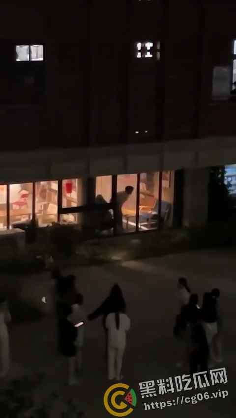 福建信息职业技术学院平潭校区情侣1楼落地窗前直接开干 被全校师生一览无余-3